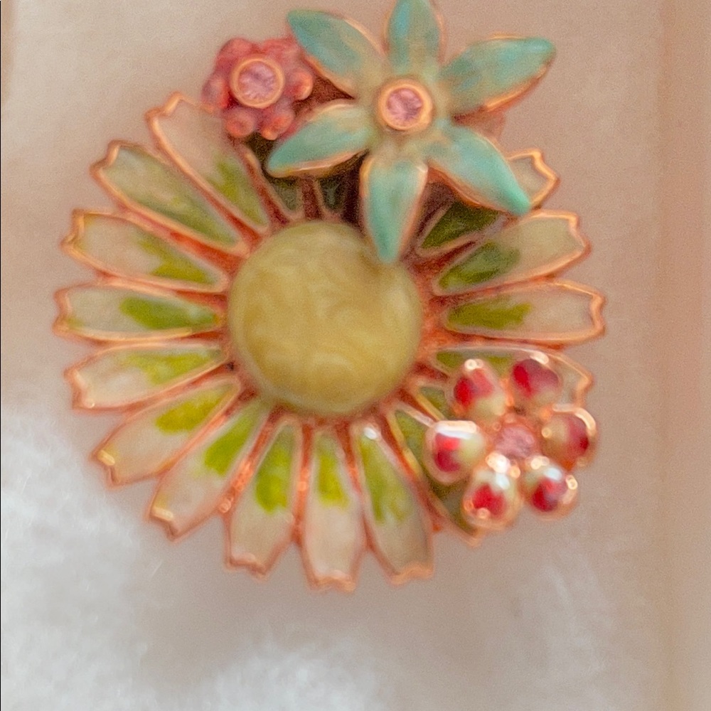 Floral Rose Gold Brooch, Made in Czech
Republic.